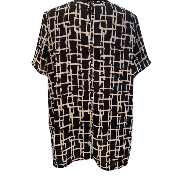 Counterparts woman’s black and white, flutter sleeve, abstract design,size large - Picture 5 of 10